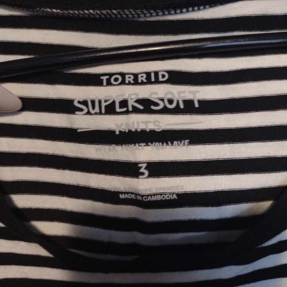 Plus size Top - Picture 2 of 2